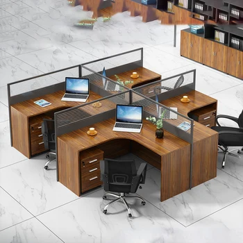 Modernus minimalistinis darbuotojų ekranas, biuro stalas, kompiuterizuotos darbo vietos, stalas ir kėdė derinys, keturių asmuo, pasiskirstymo stalo kortelės lizdas